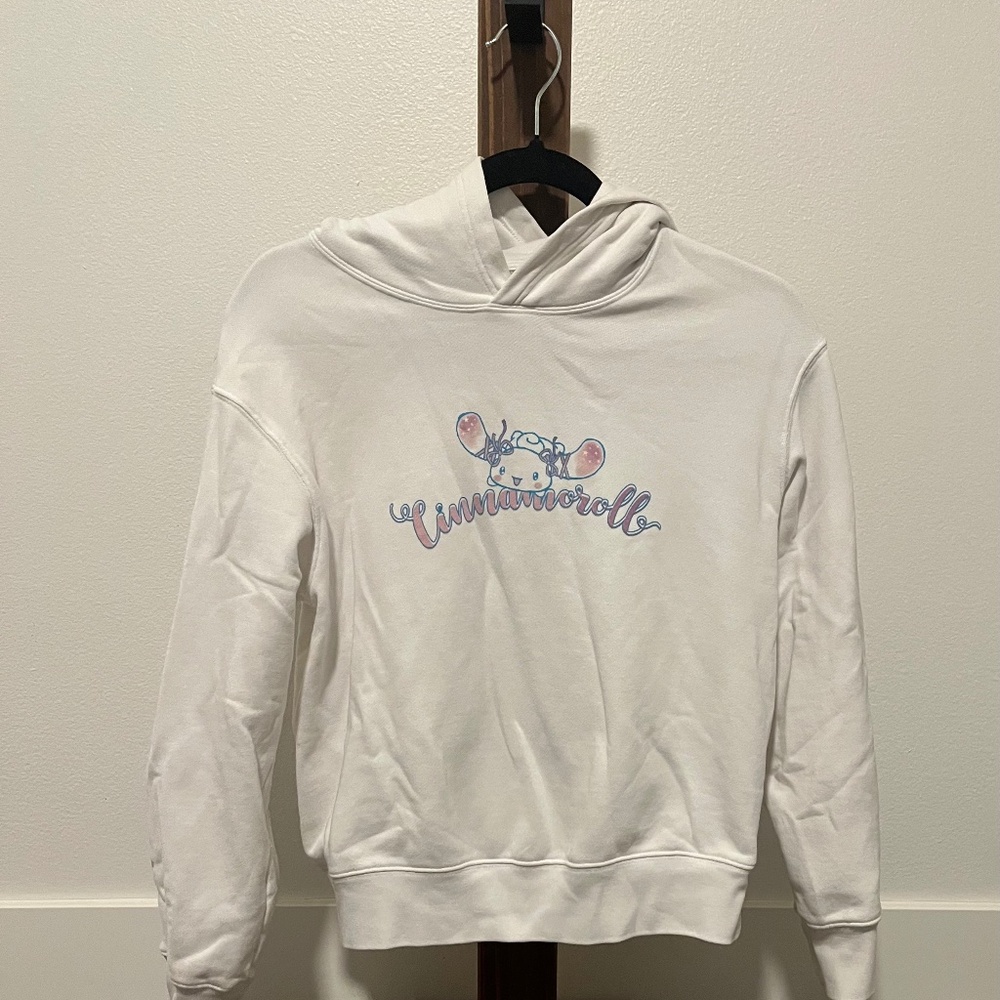 White cinnamon roll hoodie